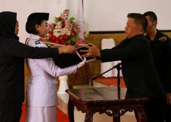 Persiapan Detik-Detik Proklamasi 17 Agustus, Wawali Nayodo Serahkan Bendera Duplikat Ke Paskibraka