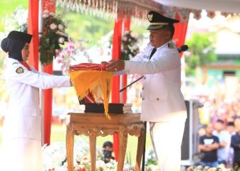 Setelah Sukses DIkibarkan Bersama, Wawali Nayodo Pimpin Upacara Penurun Bendera Sore Ini