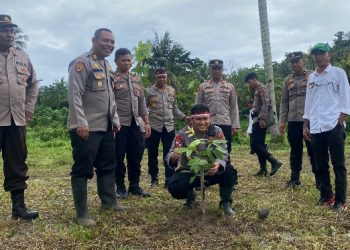 Tanam Ribuan Pohon., Polres Bolsel Komitmen Hijaukan Lingkungan Bersama