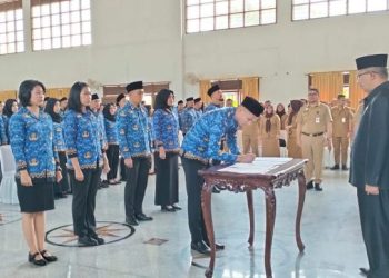 Serahkan SK 100 Persen Ke-299 ASN, Ini Pesan Pj Walikota