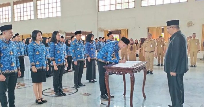 Serahkan SK 100 Persen Ke-299 ASN, Ini Pesan Pj Walikota