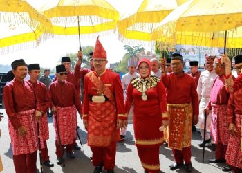 Mulai Hari Ini Huni Komalig Moloben, Pj Asripan Dan Nyonya Lakukan Prosesi Adat