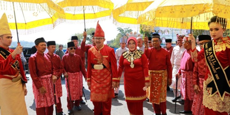 Mulai Hari Ini Huni Komalig Moloben, Pj Asripan Dan Nyonya Lakukan Prosesi Adat