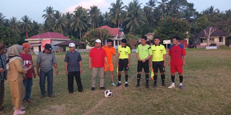 Buka Turnamen Sepak Bola di Desa Nunuk, Ini Harapan Ketua DPRD Bolsel