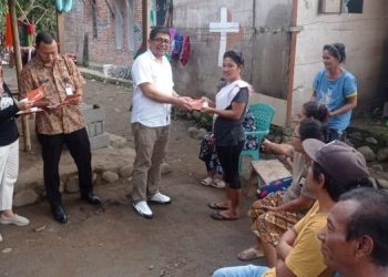 Wakili Asripan Nani, Agung Serahkan Dana Bantuan Korban banjir Gogagoman