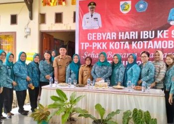 Di Motoboi Besar, Ketua TP PKK Kotamobagu Serahkan Bantuan Ke Masyarakat