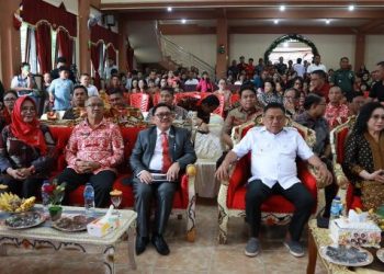 Walikota Asripan Nani Dampingi Gubernur Olly Hadiri Ibadah Natal Di Dayanan