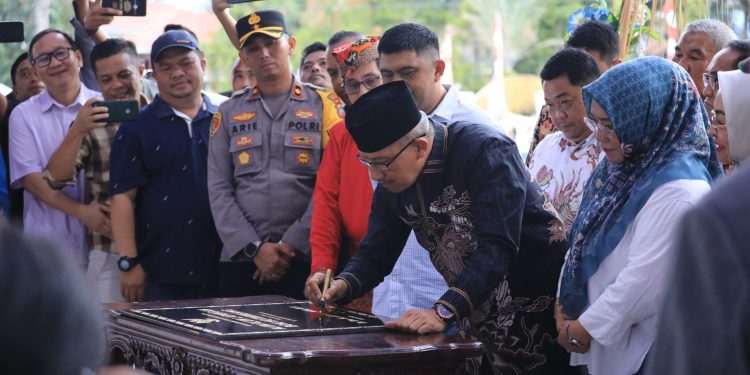 Resmikan Alun-Alun LBH, Pj Asripan Canangkan Operasional PKL