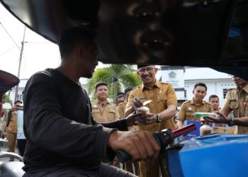 Jelang Buka Puasa, Pj Walikota Bagi-Bagi Takjil Di Jalan Ahmad Yani