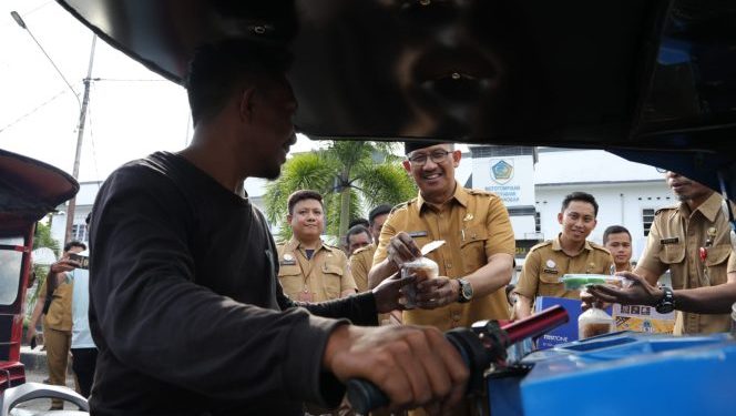 Jelang Buka Puasa, Pj Walikota Bagi-Bagi Takjil Di Jalan Ahmad Yani