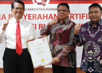 Terima Sertifikat Akreditasi Dari KARS, Ini Kata Sekda Soal Komitmen Limi Mokodompit