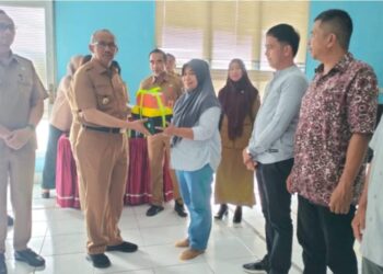 Terima Bantuan Mentan, Asripan Serahkan Traktor Untuk 5 Poktan