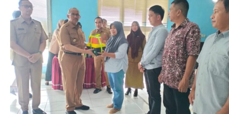 Terima Bantuan Mentan, Asripan Serahkan Traktor Untuk 5 Poktan