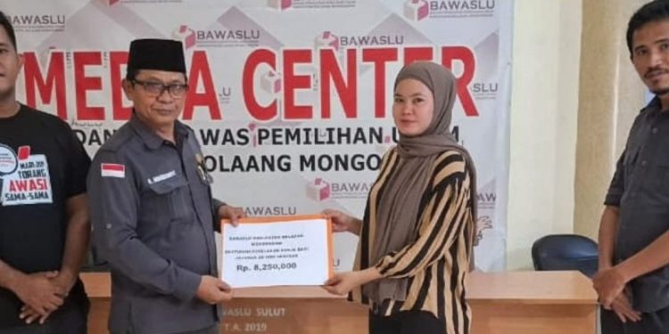 Perhatikan Jajaran Adhock Pemilu 2024, Ketua Bawaslu Salurkan Santunan Kecelakaan