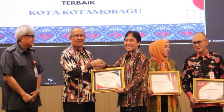 Terbaik Sulut, Pj Walikota Terima Penghargaan BKKBN