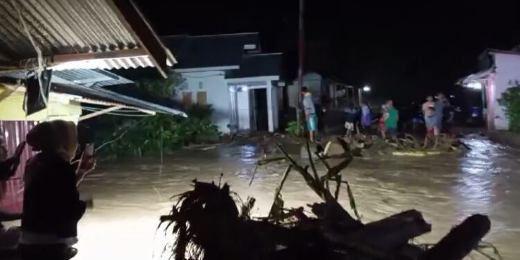 Diterjang Banjir Bandang, Polsek Lolayan Bantu Evakuasi Warga Desa Tapa’aog
