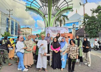 Nasyiatul Aisyiyah Kota Manado Berbagi Takjil Gratis Untuk Warga