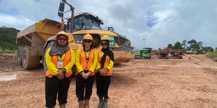 Perempuan di Balik Kemudi Raksasa, Kisah Unik dari Tambang JRBM